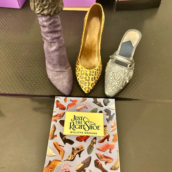 Just the right shoe figurines, three of them bundle - Picture 2 of 7